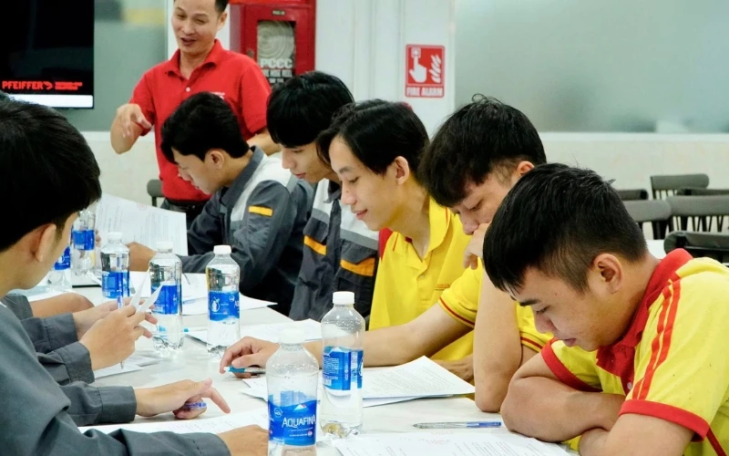 SINH VIÊN NGÀNH CÔNG NGHỆ KỸ THUẬT CƠ KHÍ ĐẠI VIỆT SÀI GÒN THỰC TẬP TẠI CÔNG TY PFEIFFER VACUUM + FAB SOLUTIONS VIỆT NAM