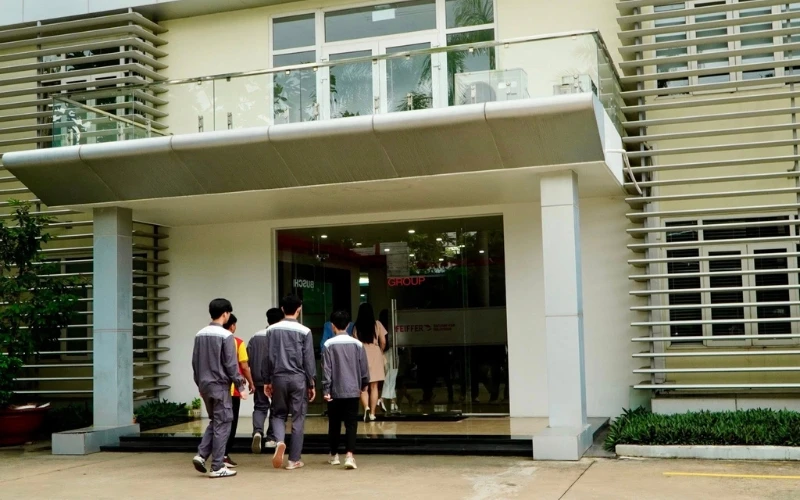 SINH VIÊN NGÀNH CÔNG NGHỆ KỸ THUẬT CƠ KHÍ ĐẠI VIỆT SÀI GÒN THỰC TẬP TẠI CÔNG TY PFEIFFER VACUUM + FAB SOLUTIONS VIỆT NAM