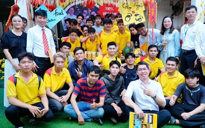 SÔI NỔI HỘI XUÂN SINH VIÊN NGÀNH CÔNG NGHỆ Ô TÔ TRƯỜNG CAO ĐẲNG ĐẠI VIỆT SÀI GÒN