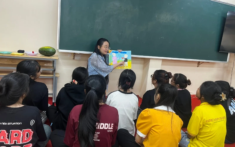 So Sánh Phương Pháp Dạy Học Montessori và Giáo Dục Truyền Thống tại Cao Đẳng Đại Việt Sài Gòn