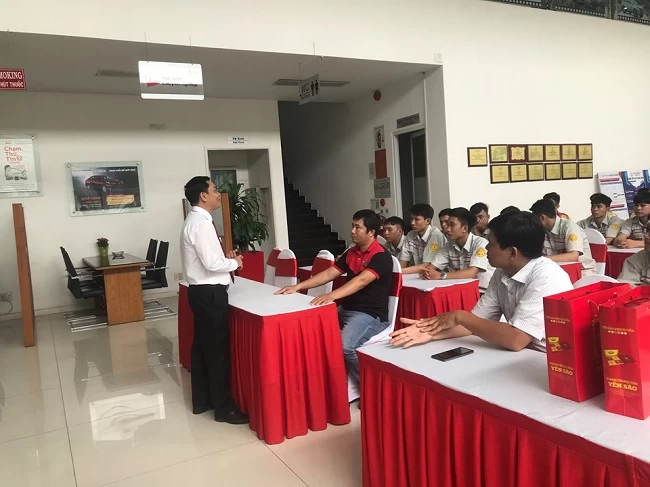 Ông Lê Minh Trí, Phó Tổng Giám Đốc đang trao đổi trực tiếp với sinh viên về mảng dịch vụ mà các em đang thắc mắc