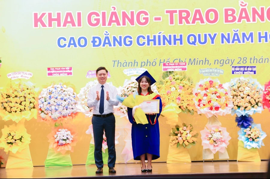 Đại diện Ban Tuyên giáo Trung ương trao bằng khen cho tân cử nhân có kết quả học tập xuất sắc.