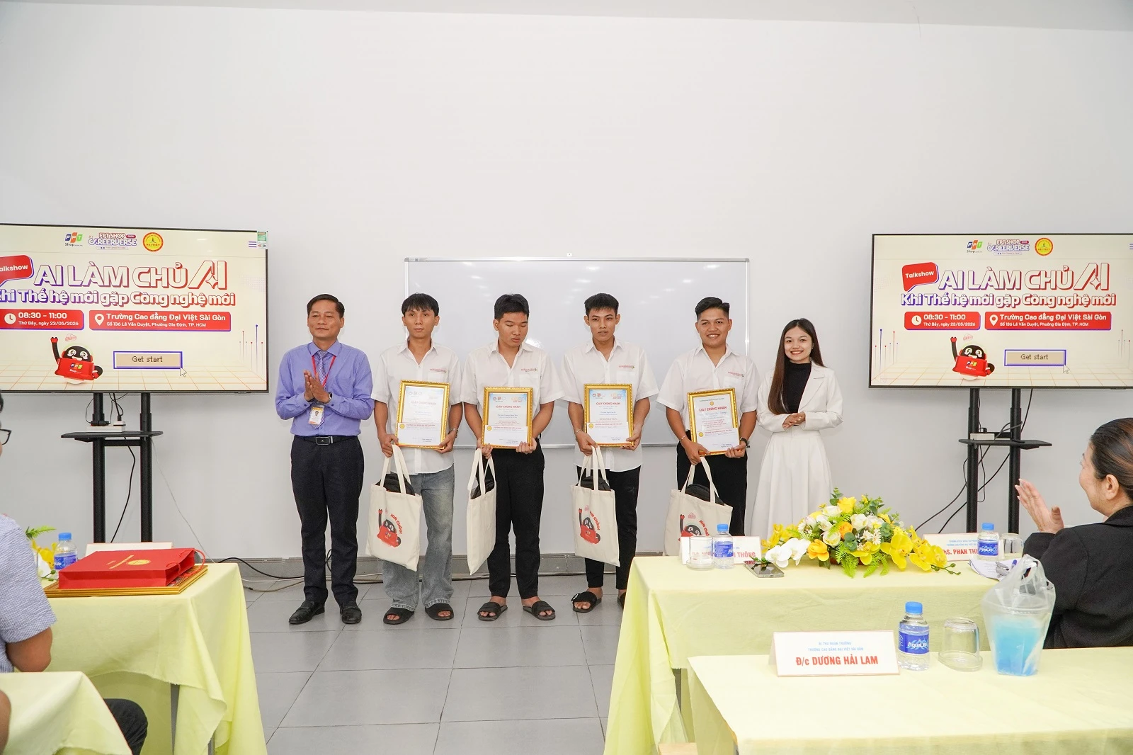 TUYÊN DƯƠNG SINH VIÊN XUẤT SẮC NGÀNH ĐIỀU KHIỂN TỰ ĐỘNG VÀ QUẢN TRỊ MẠNG CÔNG NGHỆ THÔNG TIN