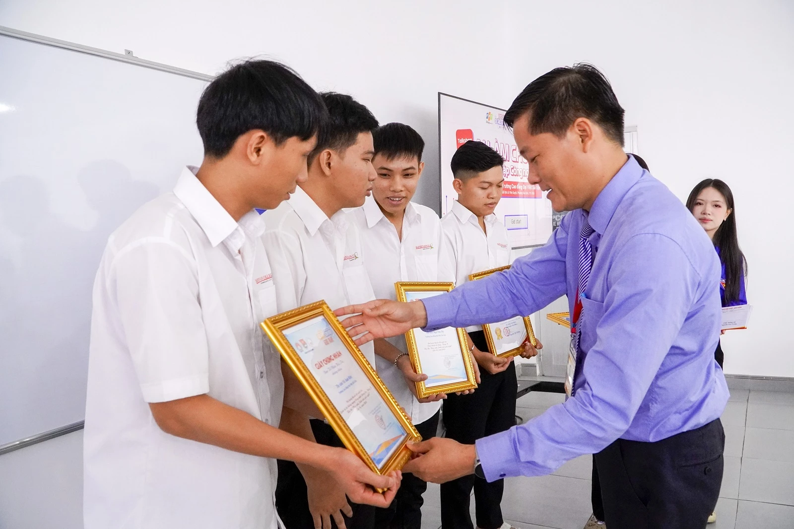 TUYÊN DƯƠNG SINH VIÊN XUẤT SẮC NGÀNH ĐIỀU KHIỂN TỰ ĐỘNG VÀ QUẢN TRỊ MẠNG CÔNG NGHỆ THÔNG TIN