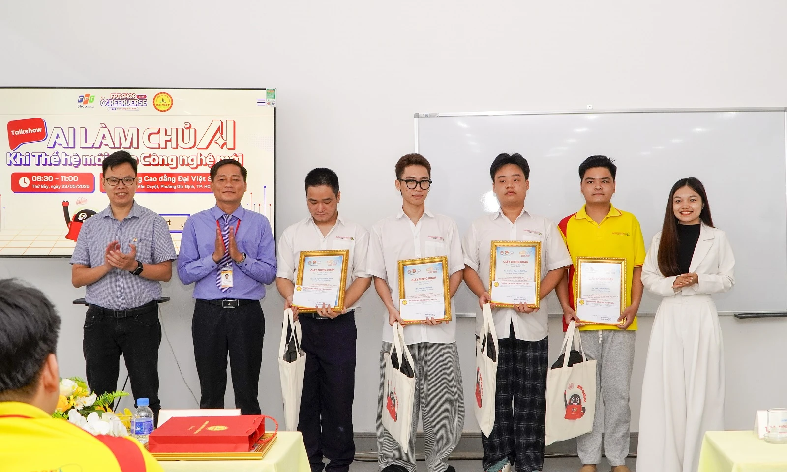 TUYÊN DƯƠNG SINH VIÊN XUẤT SẮC NGÀNH ĐIỀU KHIỂN TỰ ĐỘNG VÀ QUẢN TRỊ MẠNG CÔNG NGHỆ THÔNG TIN