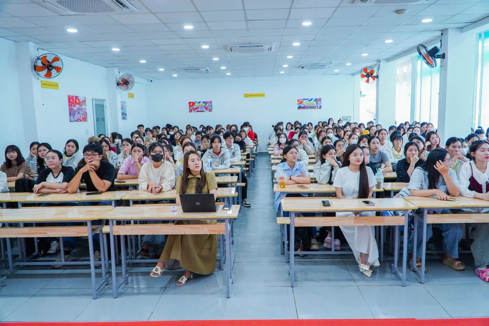 VÌ SAO SINH VIÊN CAO ĐẲNG NGHỀ NÊN HỌC NGOẠI NGỮ? HÀNH TRANG QUAN TRỌNG CHO NGHỀ NGHIỆP TƯƠNG LAI