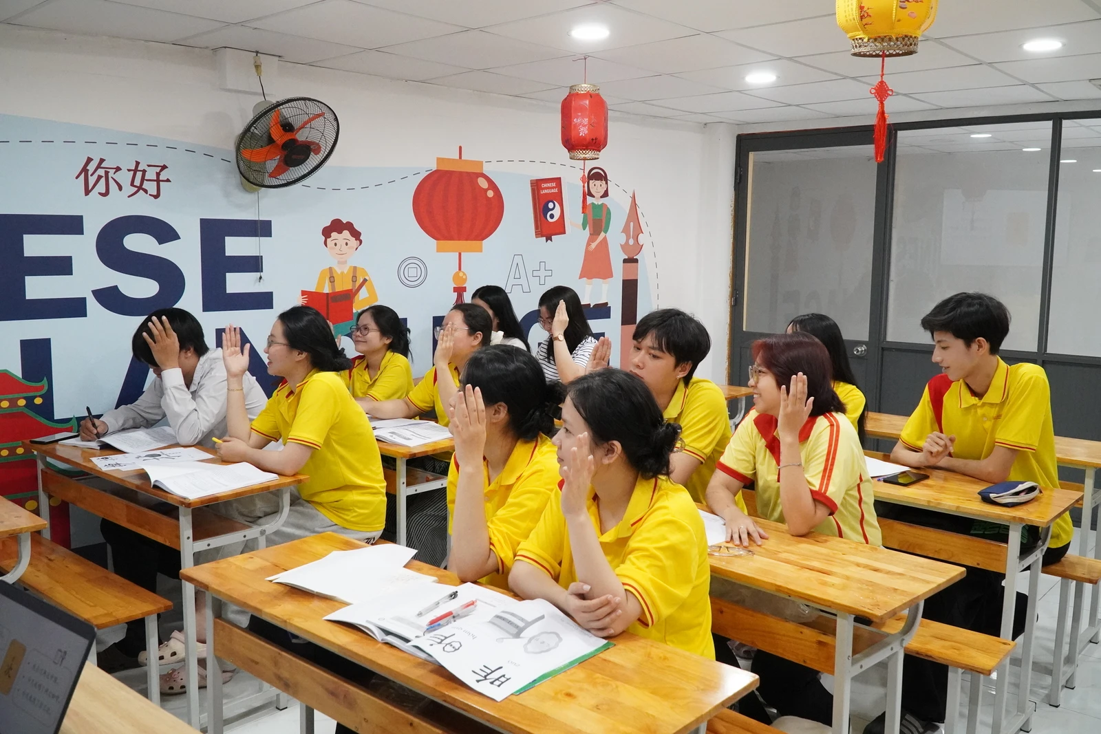 VÌ SAO SINH VIÊN CAO ĐẲNG NGHỀ NÊN HỌC NGOẠI NGỮ? HÀNH TRANG QUAN TRỌNG CHO NGHỀ NGHIỆP TƯƠNG LAI