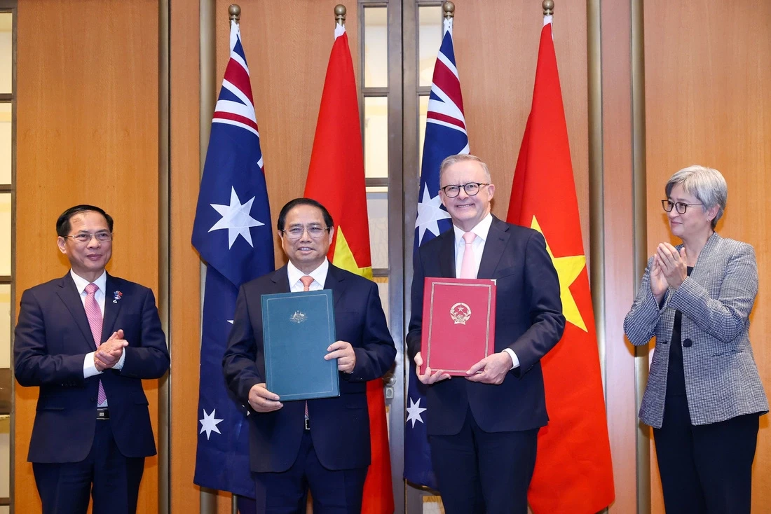 Thủ tướng Phạm Minh Chính và Thủ tướng Úc Anthony Albanese trao tuyên bố chung về nâng cấp quan hệ lên đối tác chiến lược toàn diện - Ảnh: NHẬT BẮC