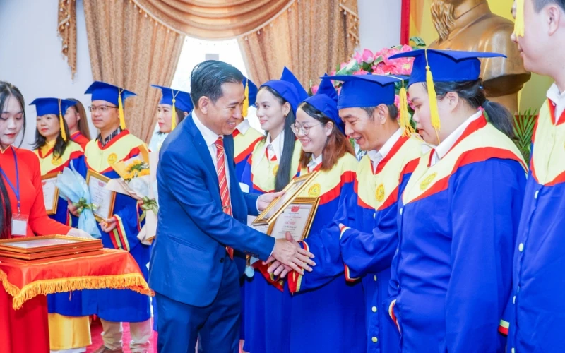 Hình Ảnh Tốt Nghiệp ngày 27/12/2025 Dinh Độc Lập