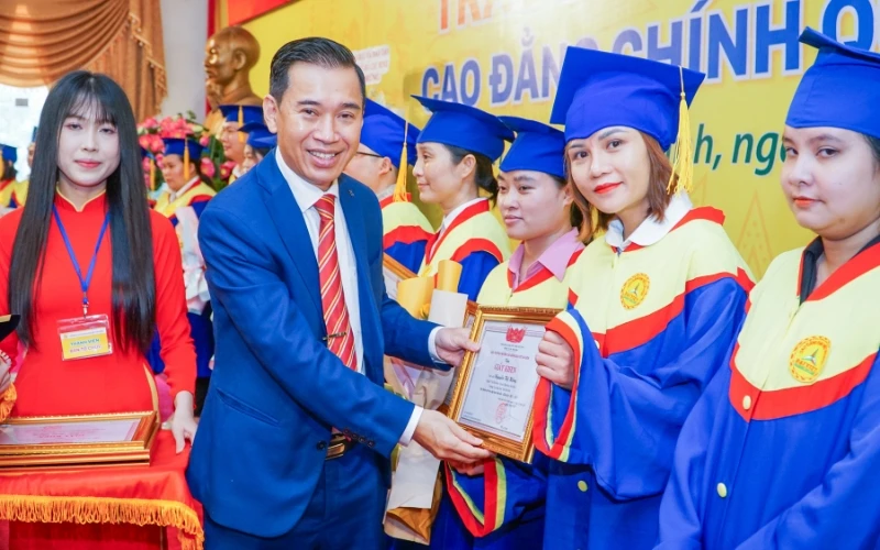 Hình Ảnh Tốt Nghiệp ngày 27/12/2025 Dinh Độc Lập