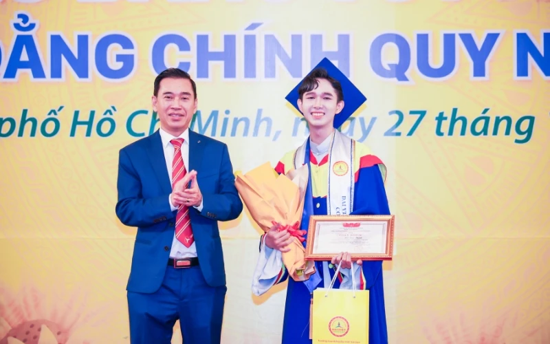 Hình Ảnh Tốt Nghiệp ngày 27/12/2025 Dinh Độc Lập