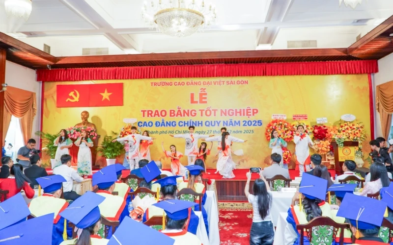 Hình Ảnh Tốt Nghiệp ngày 27/12/2025 Dinh Độc Lập