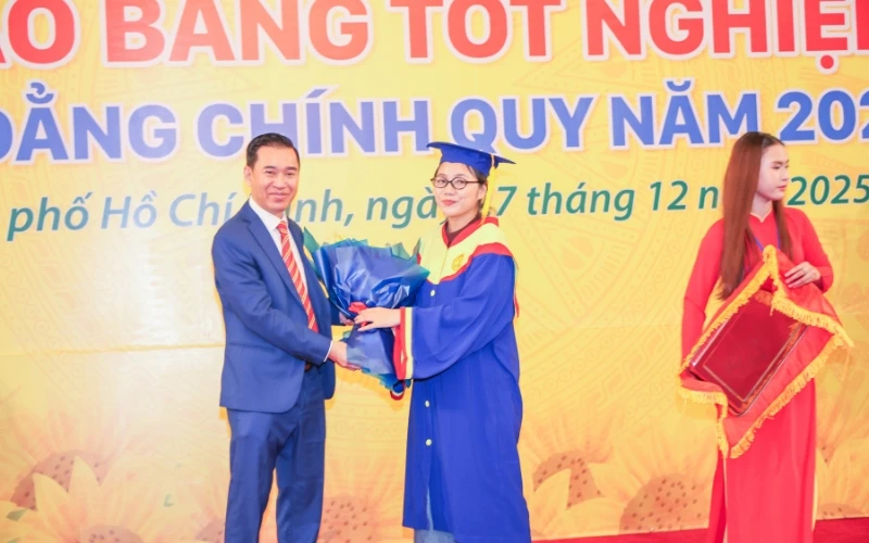 Hình Ảnh Tốt Nghiệp ngày 27/12/2025 Dinh Độc Lập