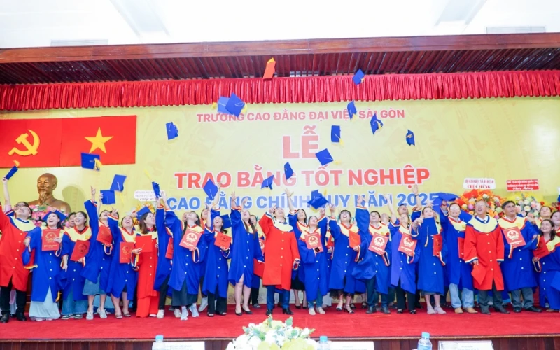 Hình Ảnh Tốt Nghiệp ngày 27/12/2025 Dinh Độc Lập