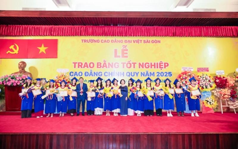 Hình Ảnh Tốt Nghiệp ngày 27/12/2025 Dinh Độc Lập