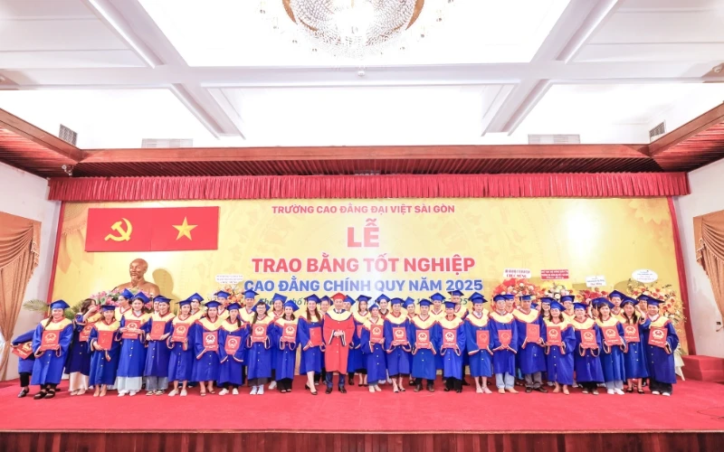 Hình Ảnh Tốt Nghiệp ngày 27/12/2025 Dinh Độc Lập