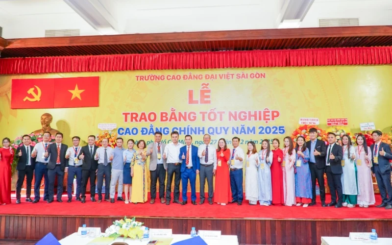 Hình Ảnh Tốt Nghiệp ngày 27/12/2025 Dinh Độc Lập