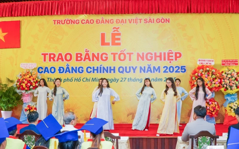 Hình Ảnh Tốt Nghiệp ngày 27/12/2025 Dinh Độc Lập