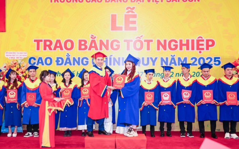 Hình Ảnh Tốt Nghiệp ngày 27/12/2025 Dinh Độc Lập