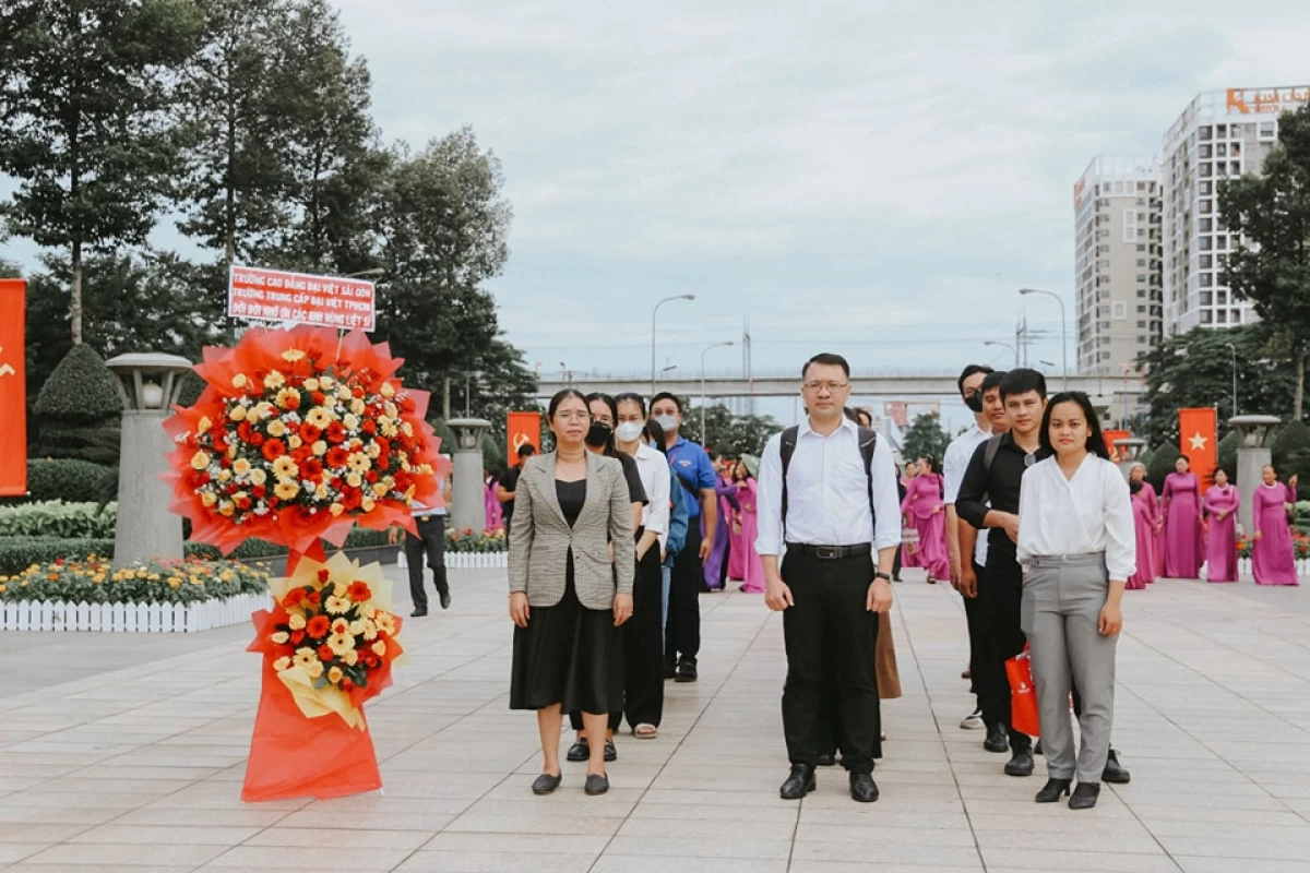 Dâng Hoa, Dâng Hương, Thắp Nến Tri Ân Các Anh Hùng Liệt Sĩ | Trường Cao Đẳng Đại Việt Sài Gòn