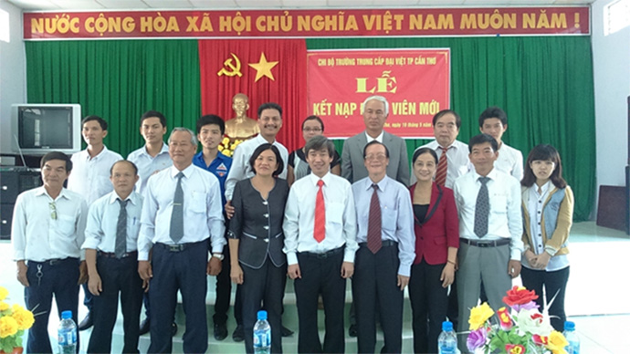 Chủ tịch Hội đồng quản trị Hệ thống GD Đại Việt quần chúng ưu tú vinh dự  kết nạp Đảng đúng dịp kỷ niệm 125 năm ngày sinh CT HCM
